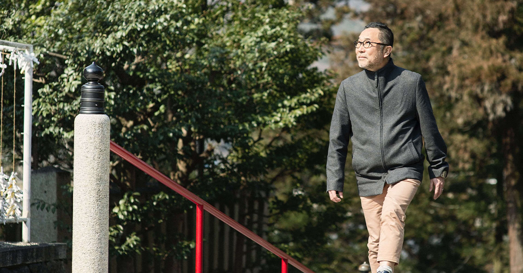 Man smiling and walk inside a park.